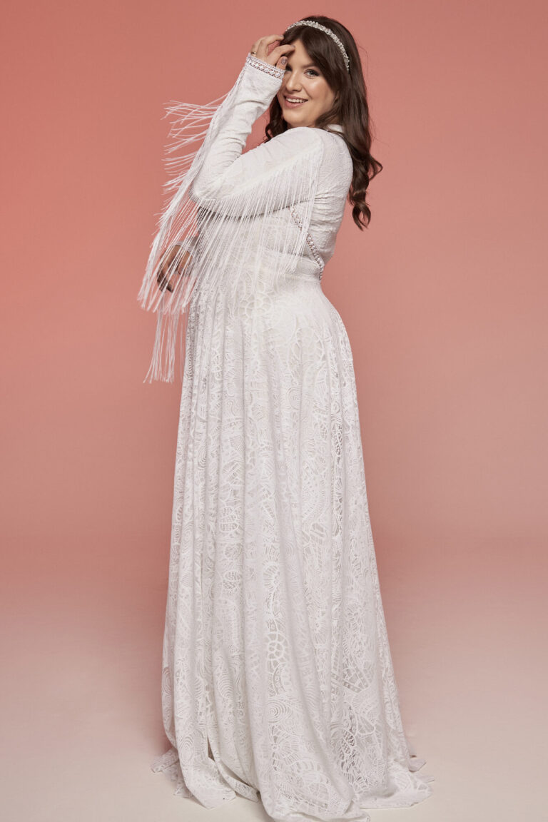 Suknia z długimi rękawami i koronkowym wzorem w kolorze białym.
