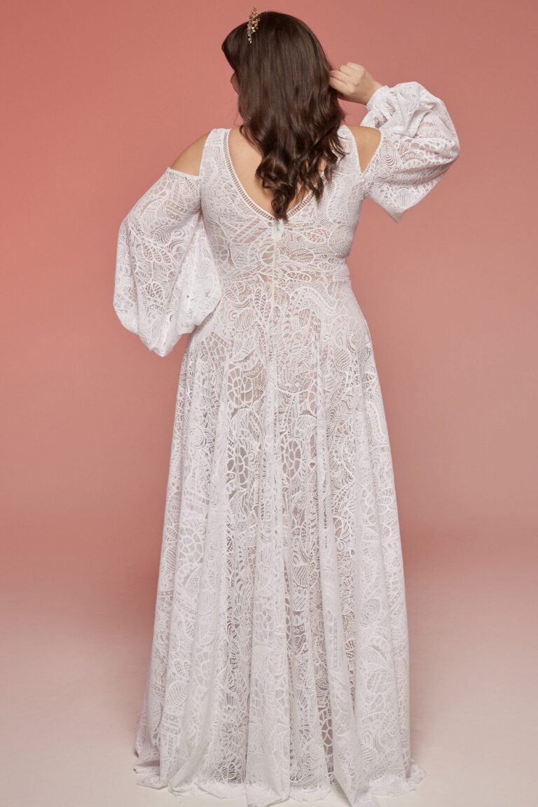 Suknia ślubna z długimi rękawami i koronkowym tyłem.