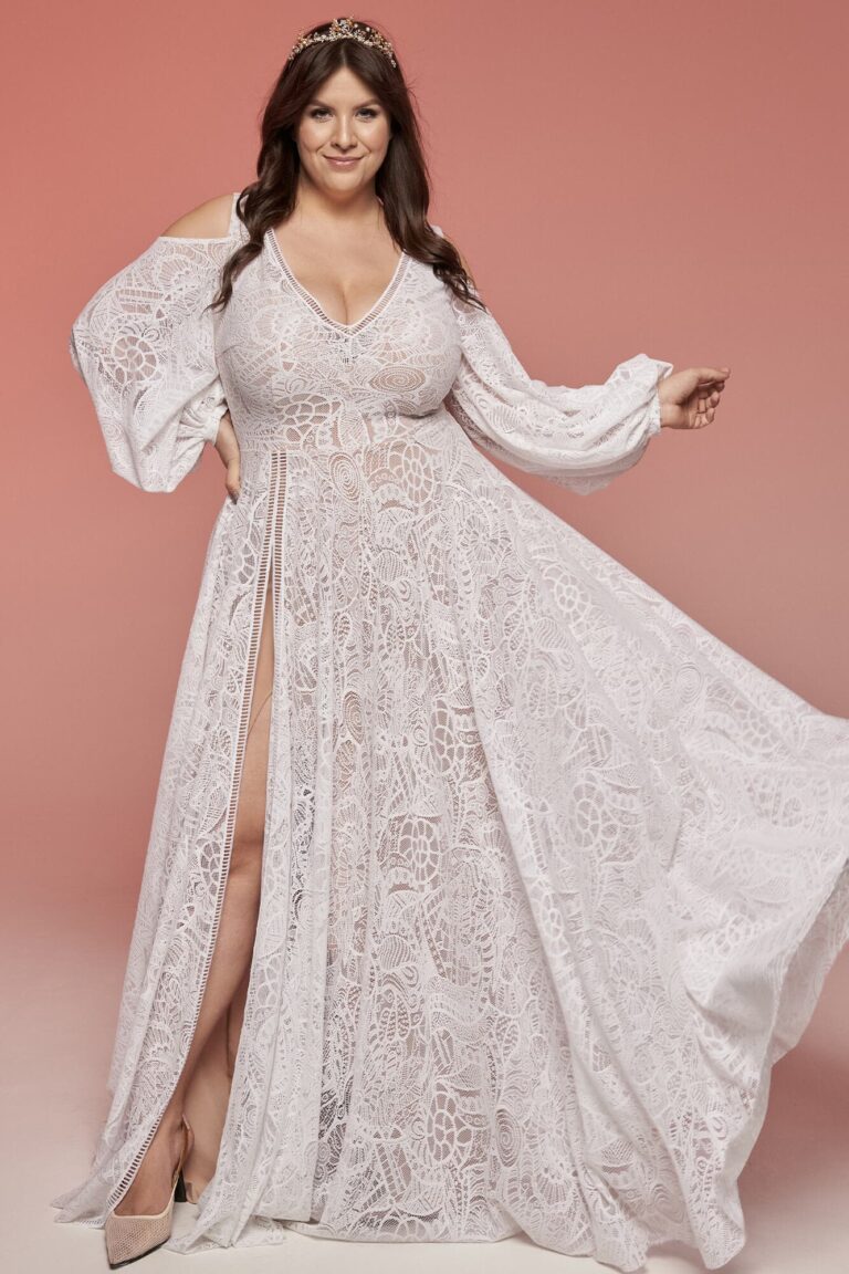 Suknia z długimi rękawami i rozcięciem, wykonana z materiału o wzorze.