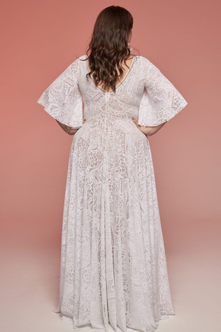 Suknia z długimi rękawami i koronkowym tyłem, widoczna z tyłu.