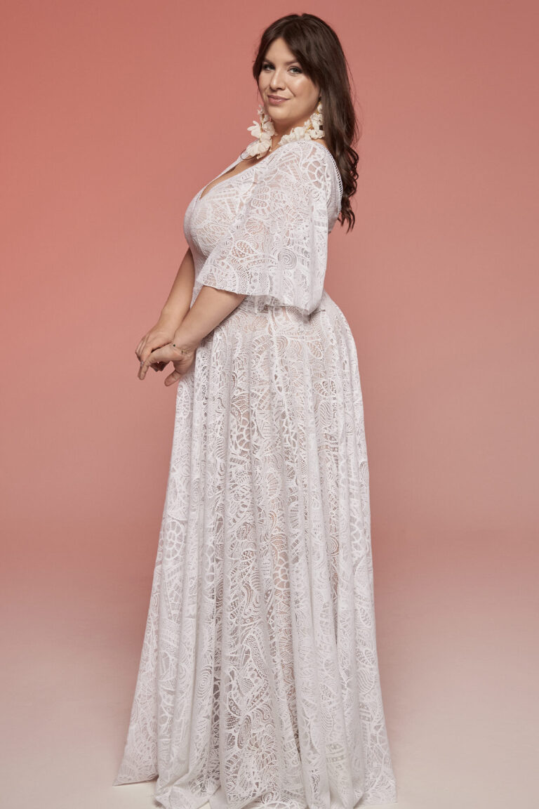 Suknia ślubna z długimi rękawami i rozkloszowanym dołem z koronki.