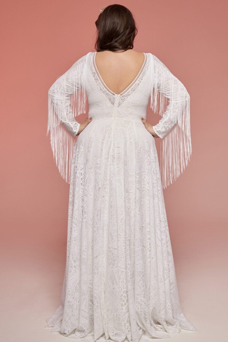 Suknia z odkrytymi plecami, długimi rękawami i falbanami.