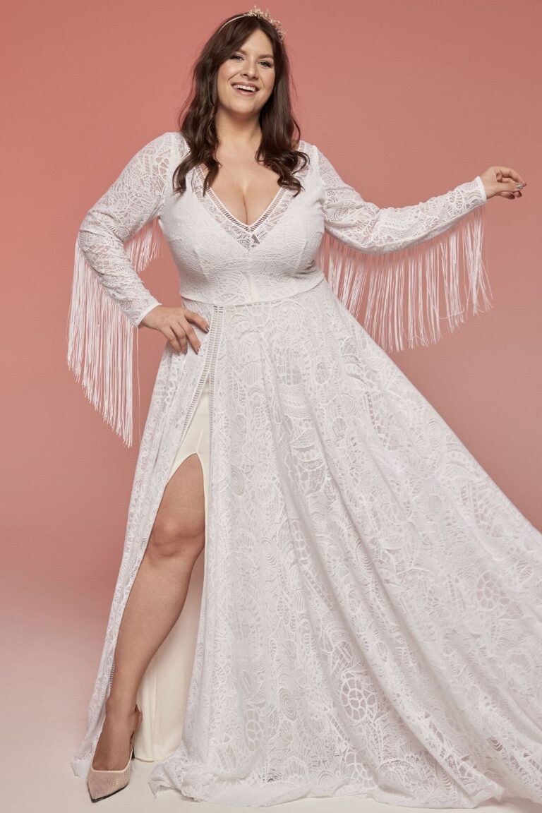 Suknia ślubna z długimi rękawami i rozcięciem na udzie.