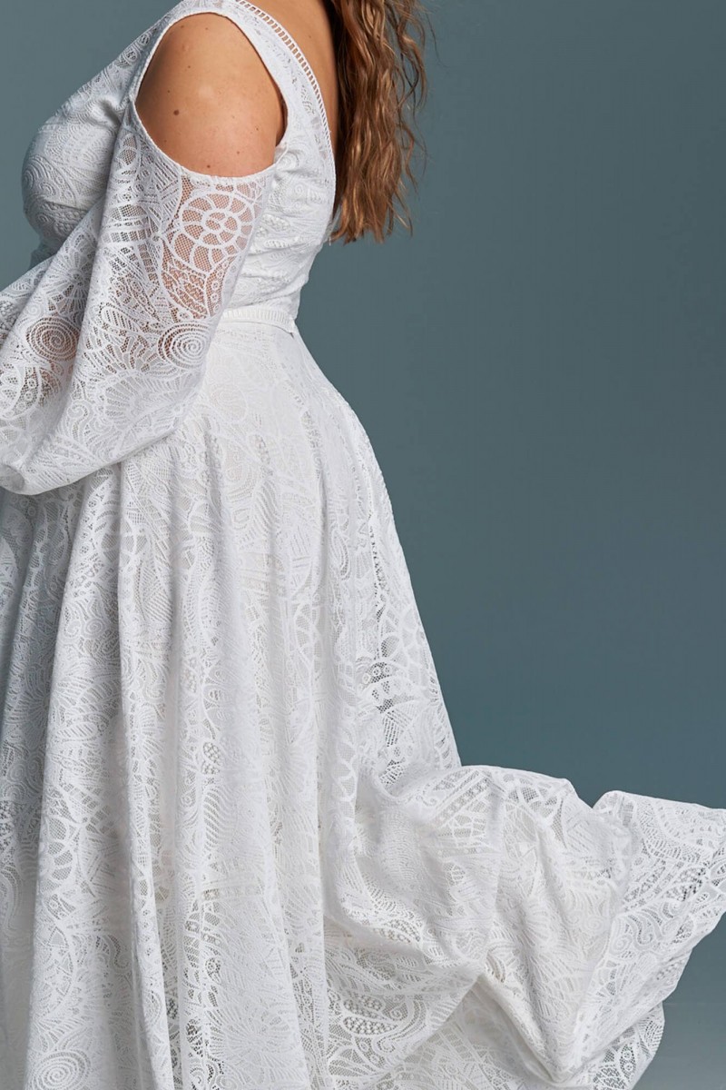 Suknia ślubna z szerokim rękawem