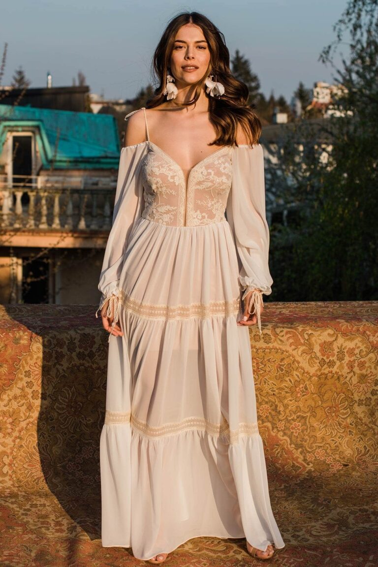 Niezwykle kobieca, delikatna, zwiewna i prosta suknia ślubna