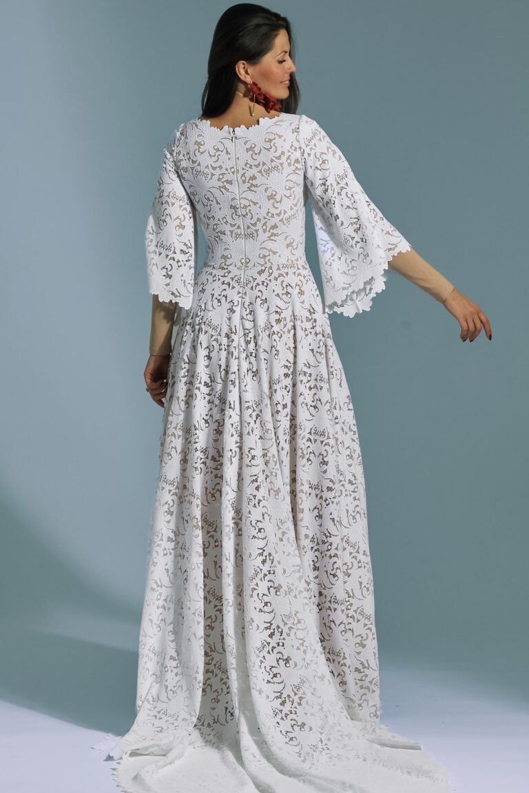 Zabudowana długa suknia ślubna