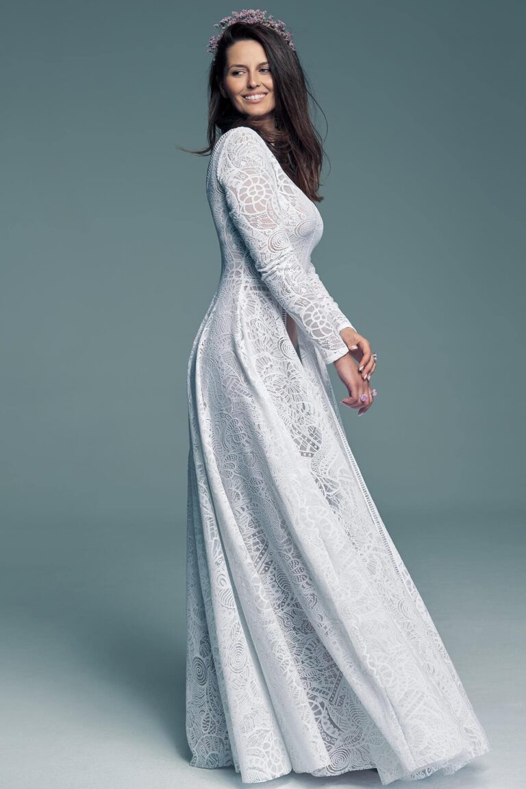 Długi rękaw nadaje charakteru tej sukni ślubnej