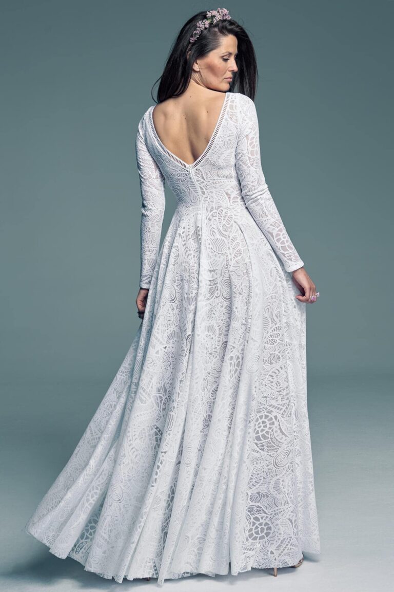 Długi rękaw nadaje charakteru tej sukni ślubnej