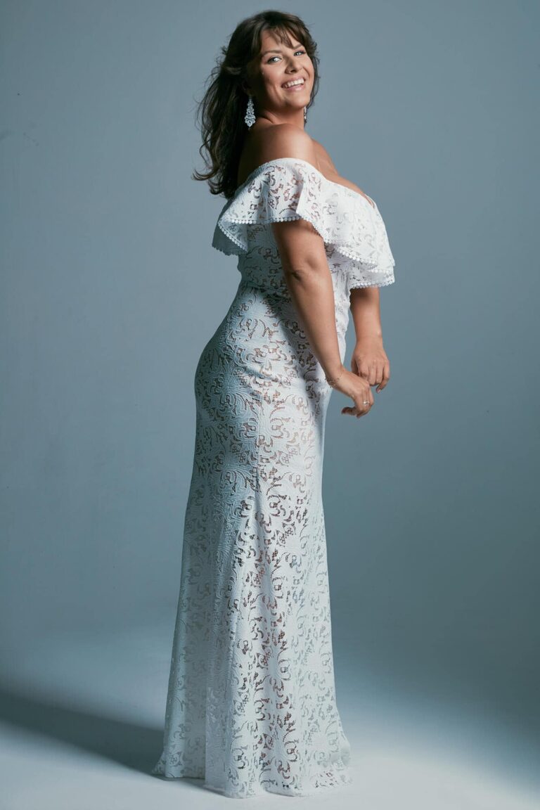 Suknia ślubna plus size o kroju hiszpańskim