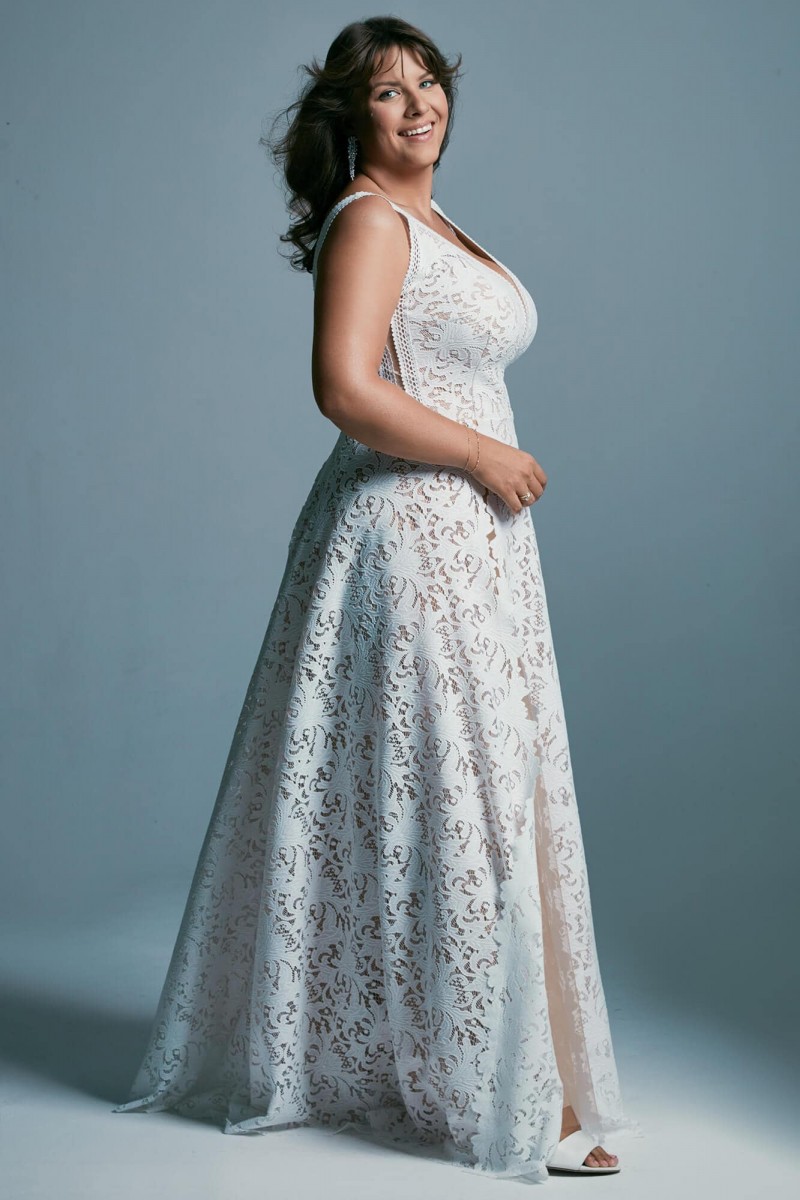 Biała suknia ślubna plus size eksponująca plecy