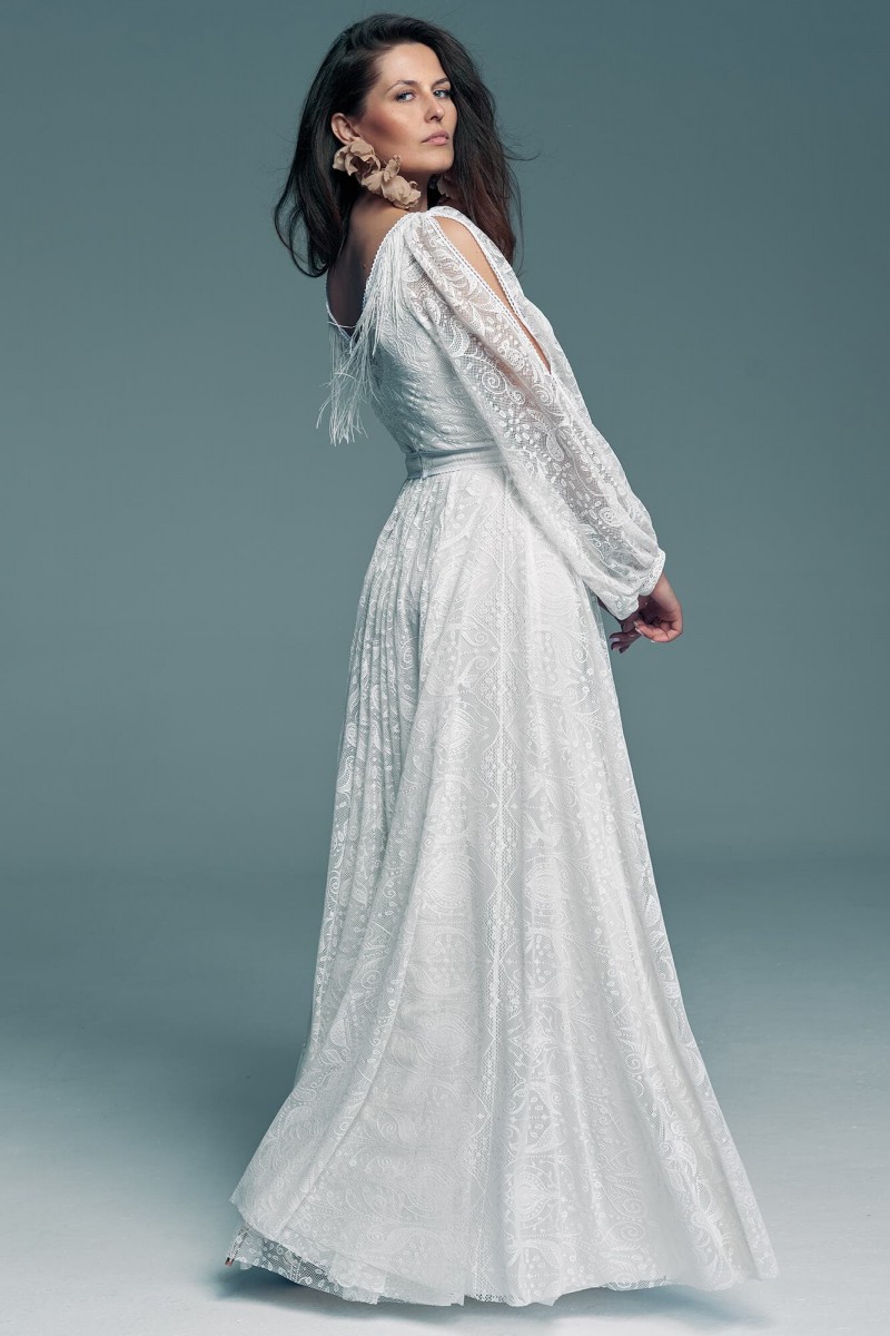 Biała suknia ślubna w klasycznym kolorze o modnym kroju