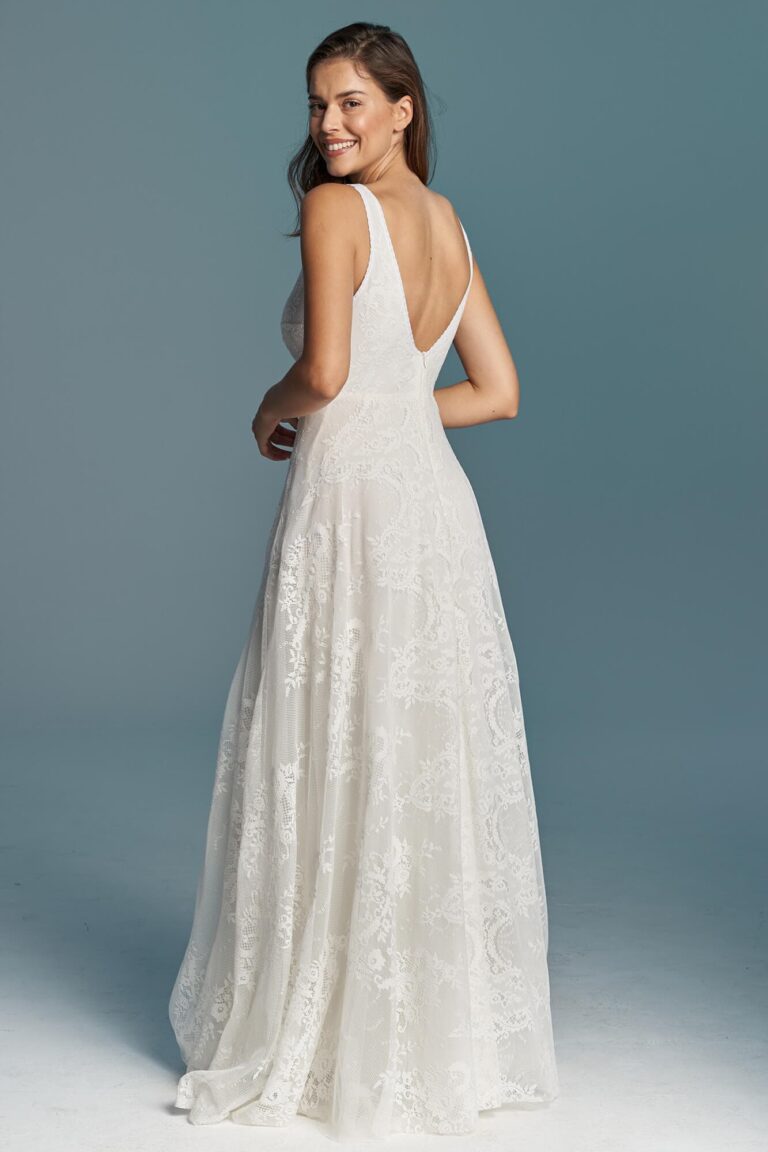 Suknia ślubna z odkrytymi plecami i długim koronkowym dołem.