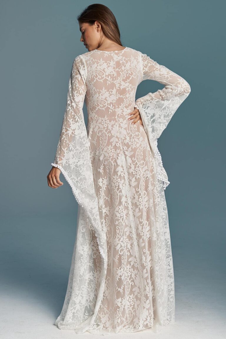 Suknia ślubna z koronkowymi rękawami i delikatnym wzorem, widziana z tyłu.