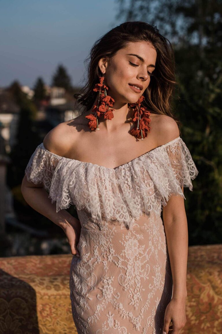 Przepiękna koronkowa krótka suknia ślubna