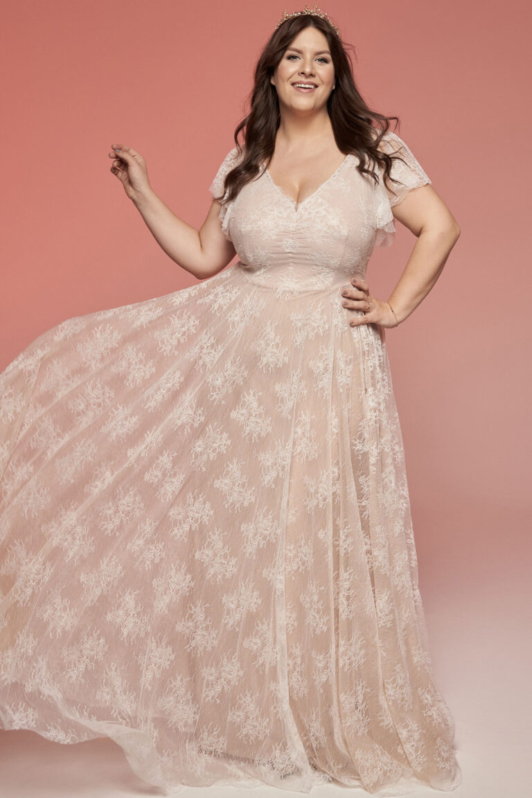 Suknia z krótkimi rękawami i rozkloszowanym dołem z tiulu w jasnym kolorze.