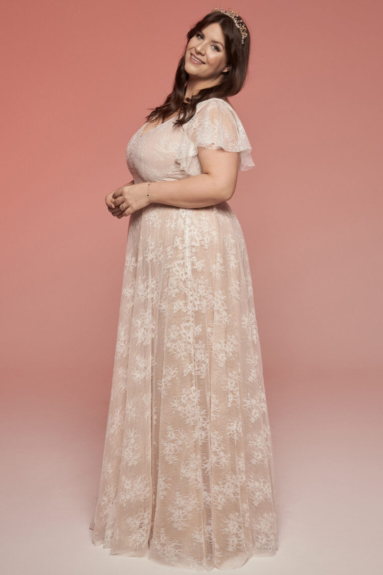 Suknia z krótkimi rękawami, koronkowym wykończeniem i długością do ziemi.