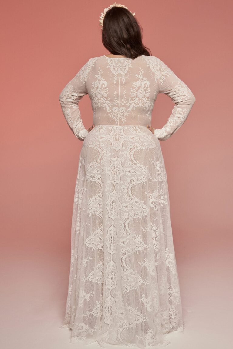 Suknia ślubna z długimi rękawami, widok z tyłu, wykonana z koronki.