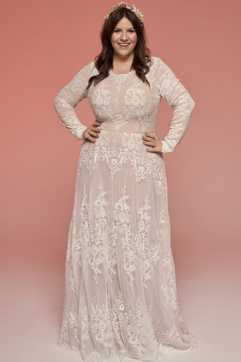 Suknia ślubna z długimi rękawami i koronkowym wzorem na całej powierzchni.