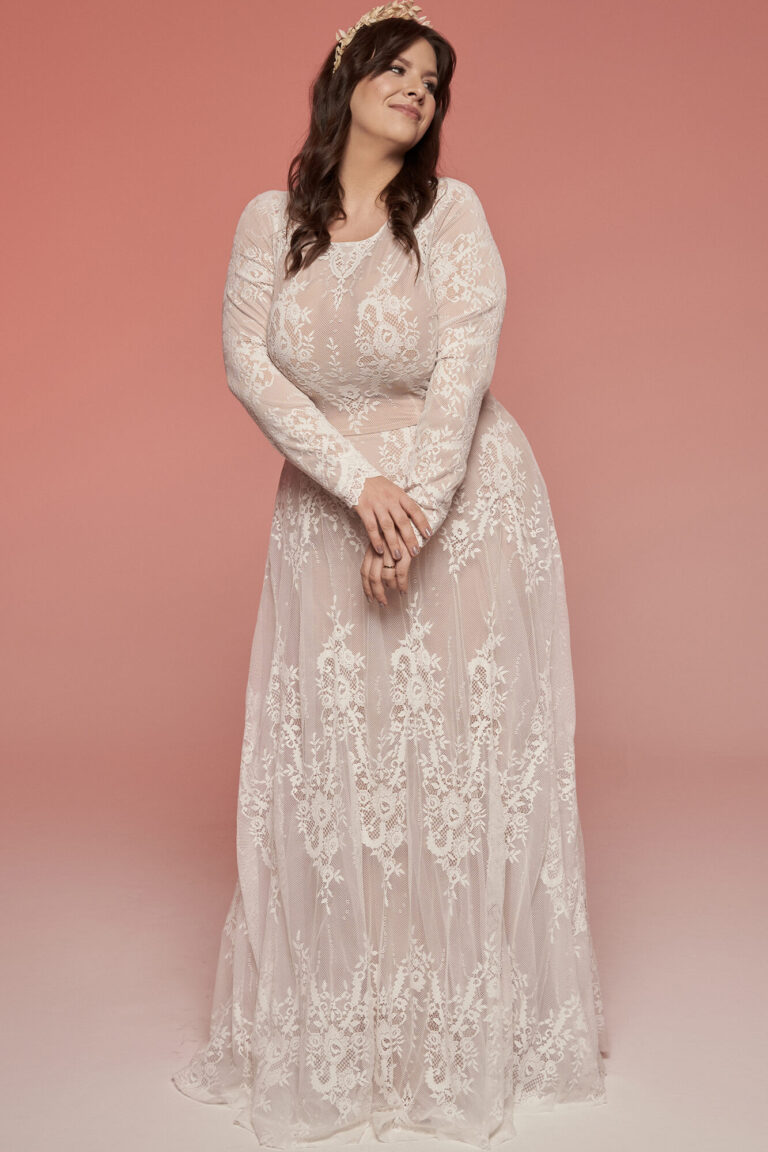 Suknia ślubna z długimi koronkowymi rękawami i delikatnym dekoltem.