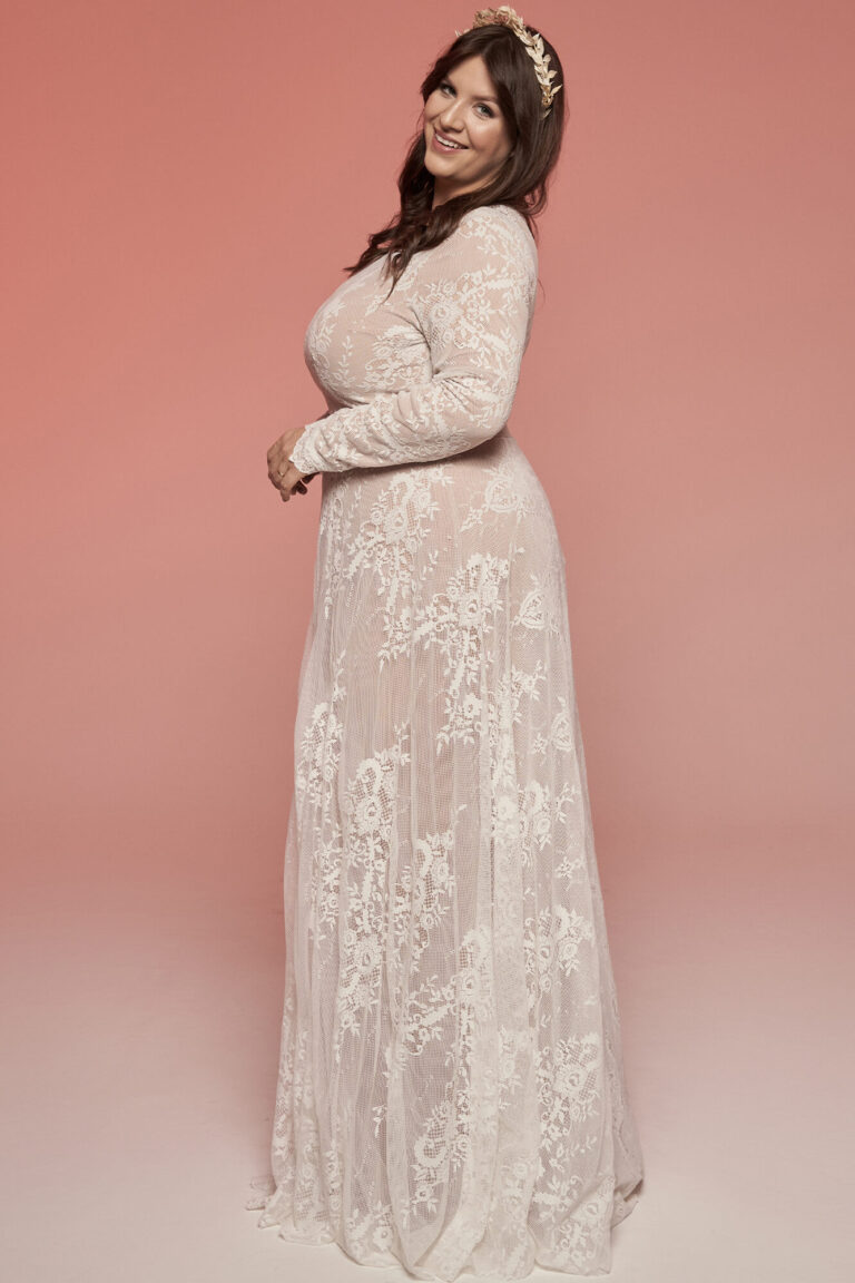 Suknia ślubna z długimi rękawami i koronkowym wzorem.