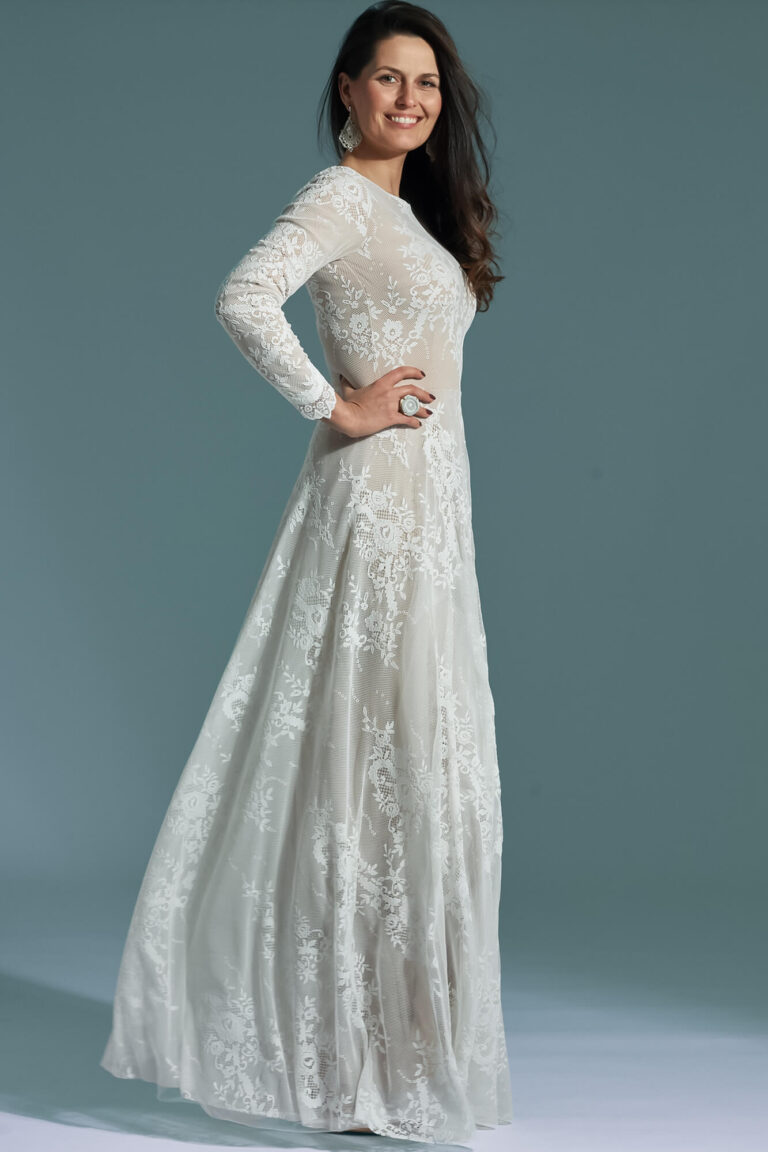 Zabudowana suknia ślubna z długim rękawem