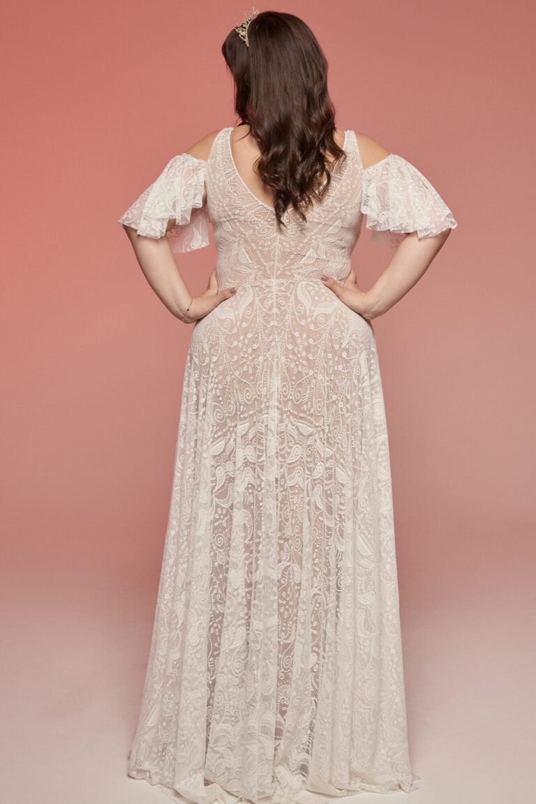 Suknia z odkrytymi plecami i krótkimi rękawami z koronki.