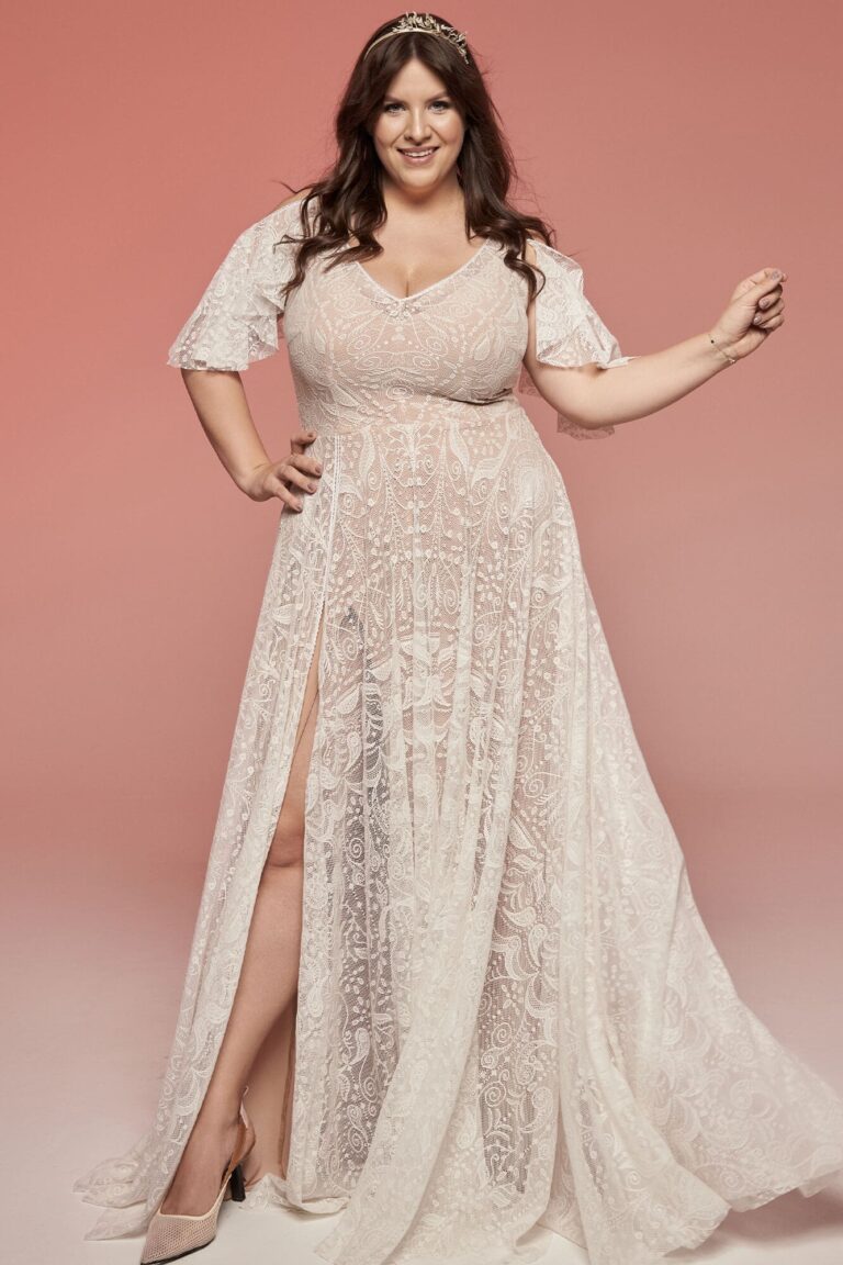 Suknia ślubna z długimi rękawami, dekoltem w kształcie litery V i rozcięciem na nogę.