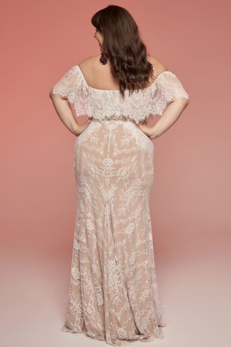 Suknia z odkrytymi plecami i krótkimi rękawami z koronki widziana z tyłu.