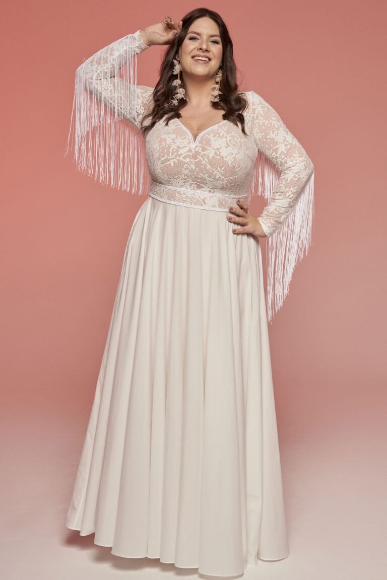 Suknia ślubna z długimi koronkowymi rękawami i rozkloszowanym dołem.