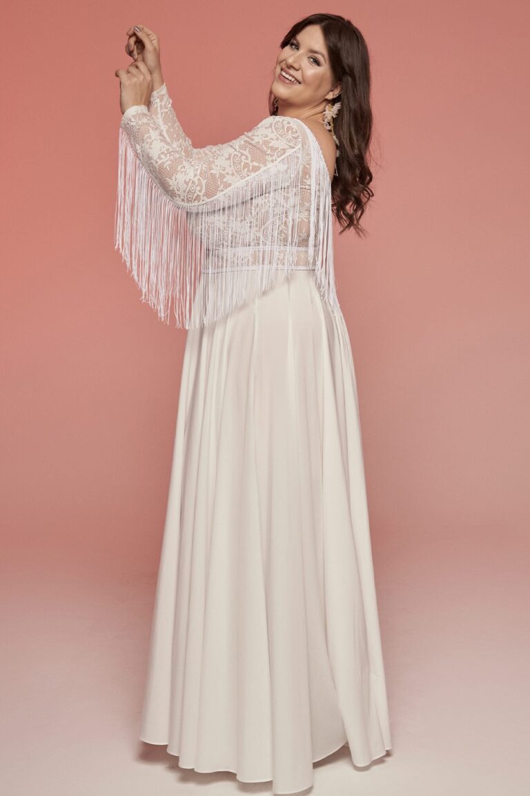 Suknia z długimi rękawami i rozkloszowanym dołem w kolorze białym.