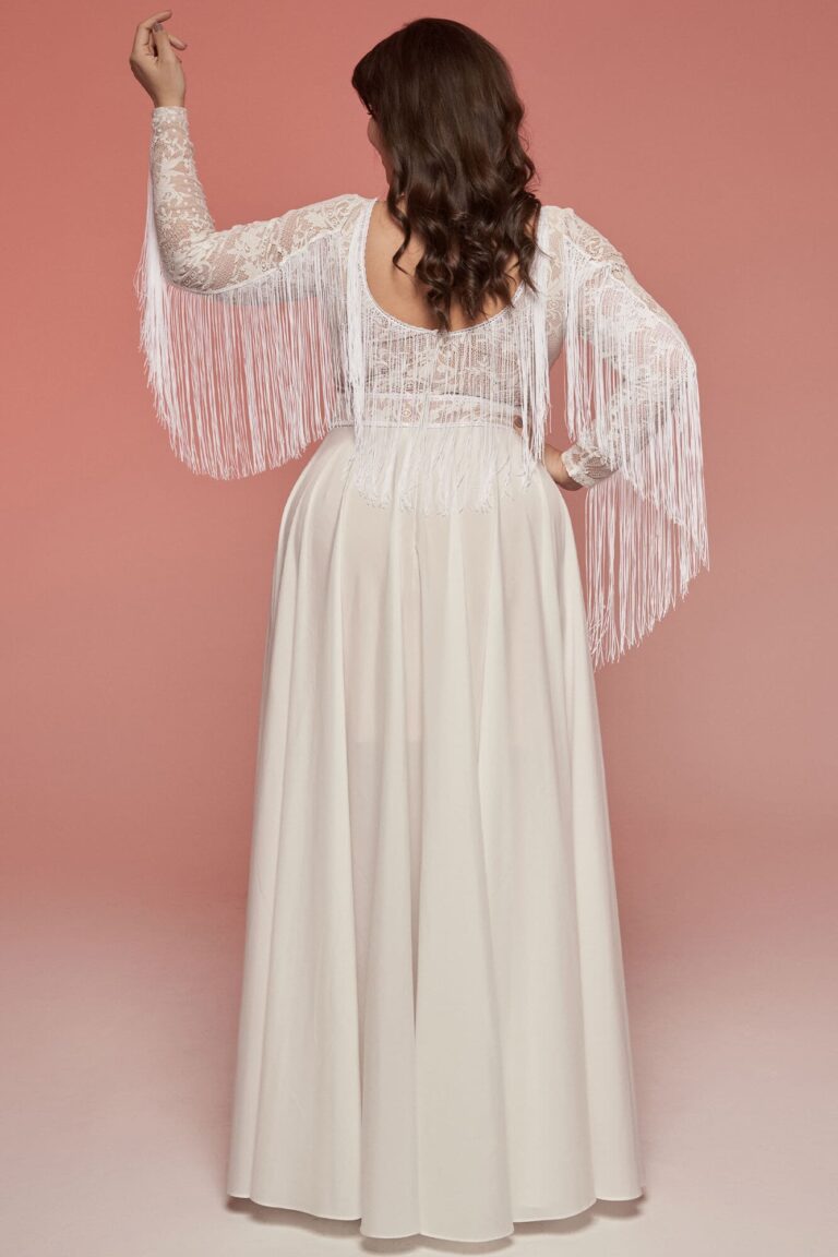 Suknia z długimi rękawami i odkrytymi plecami, widok z tyłu.