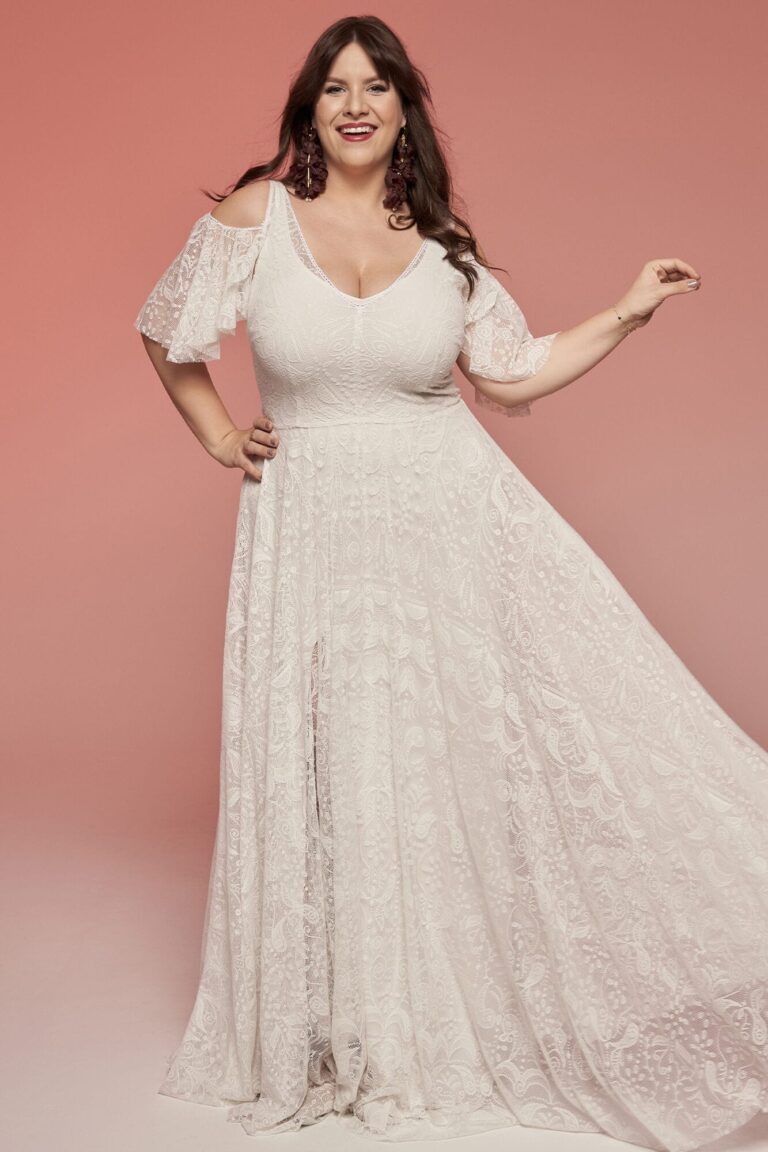 Suknia ślubna z krótkimi rękawami i rozkloszowanym dołem z koronki.