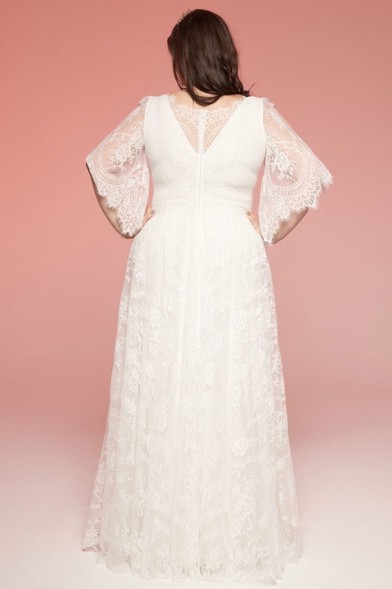 Suknia ślubna z długimi koronkowymi rękawami i odkrytymi plecami widziana z tyłu.