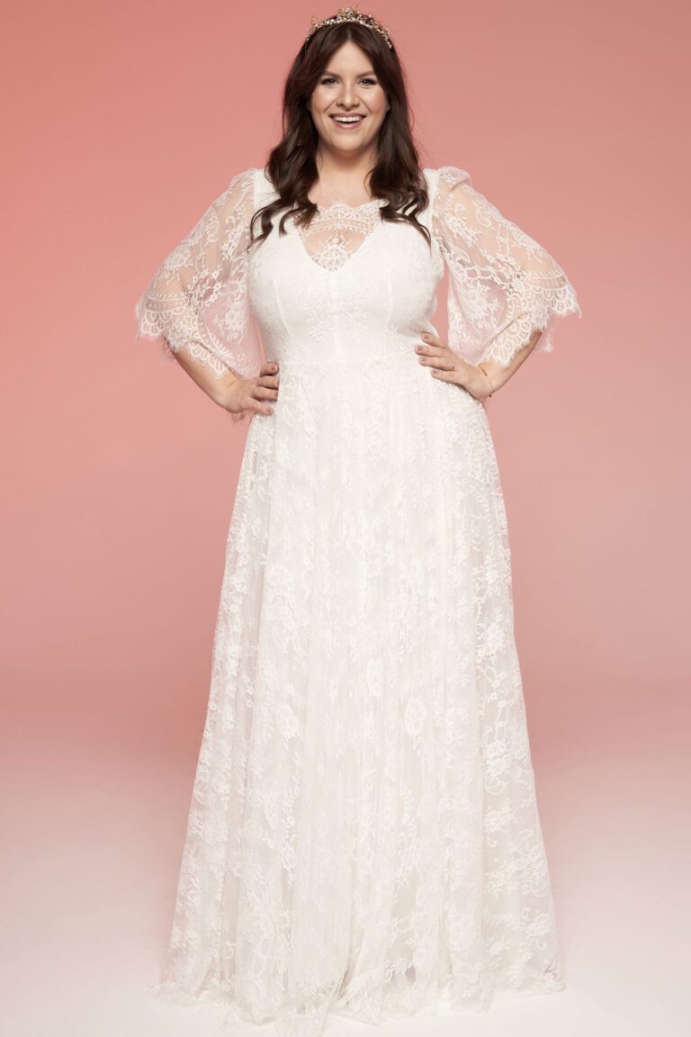 Suknia ślubna z długimi koronkowymi rękawami i dekoltem w kształcie litery V.