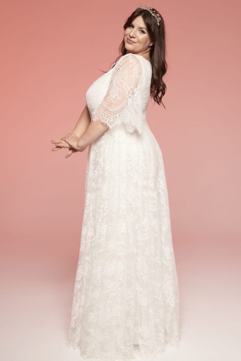 Suknia ślubna z długimi koronkowymi rękawami i rozkloszowanym dołem.