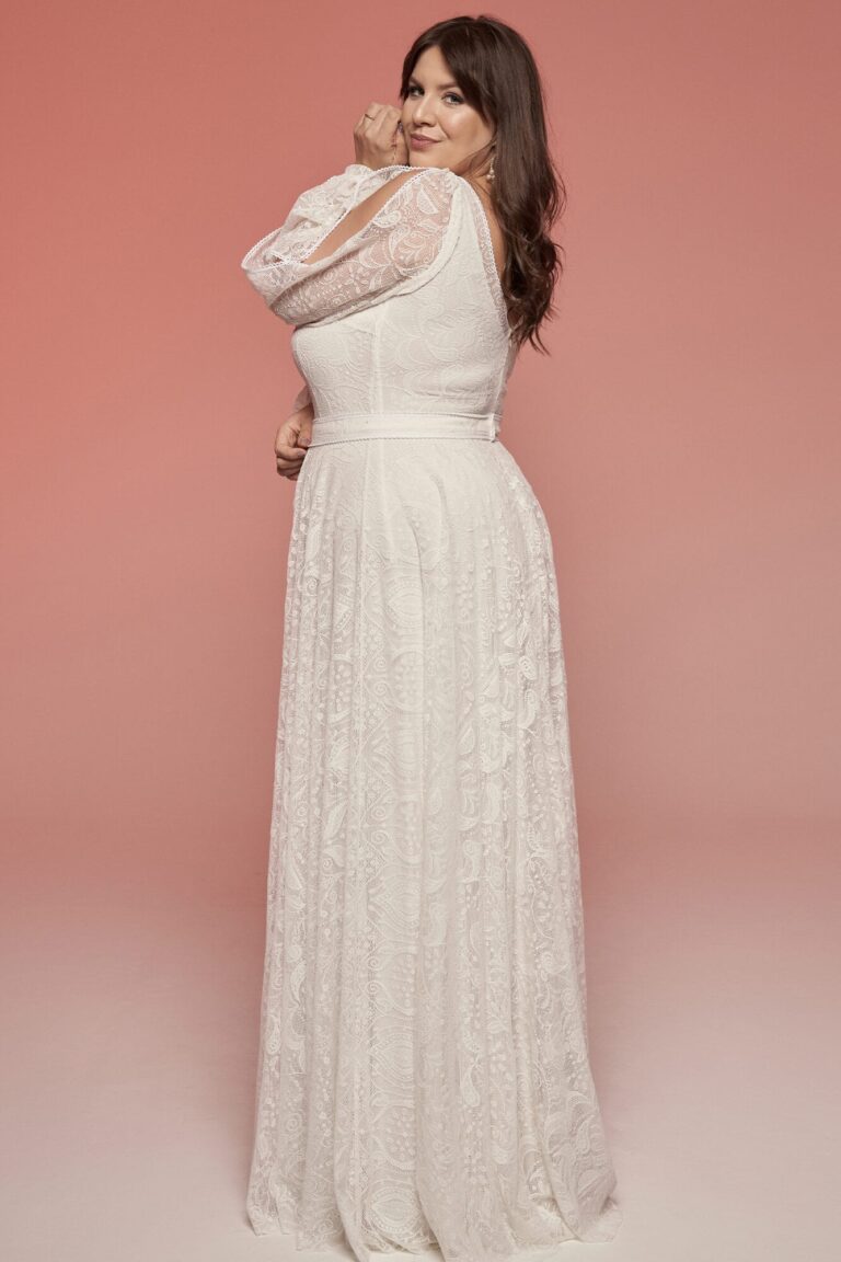 Suknia z długimi rękawami i plisowanym dołem widziana z tyłu.