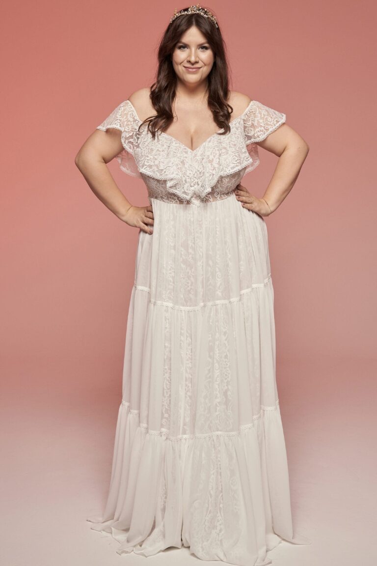 Suknia z odkrytymi ramionami, falbaniastymi rękawami i dopasowanym pasem.