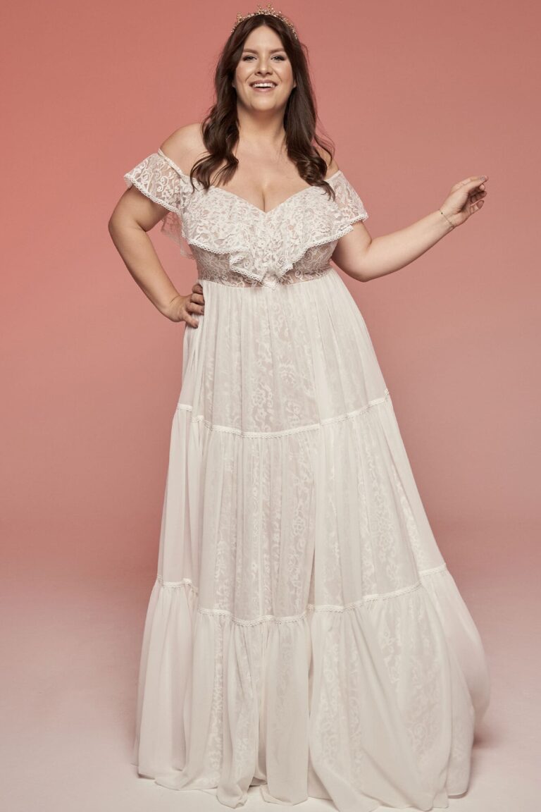 Suknia z odkrytymi ramionami i falbanami, widoczna do pełnej długości.