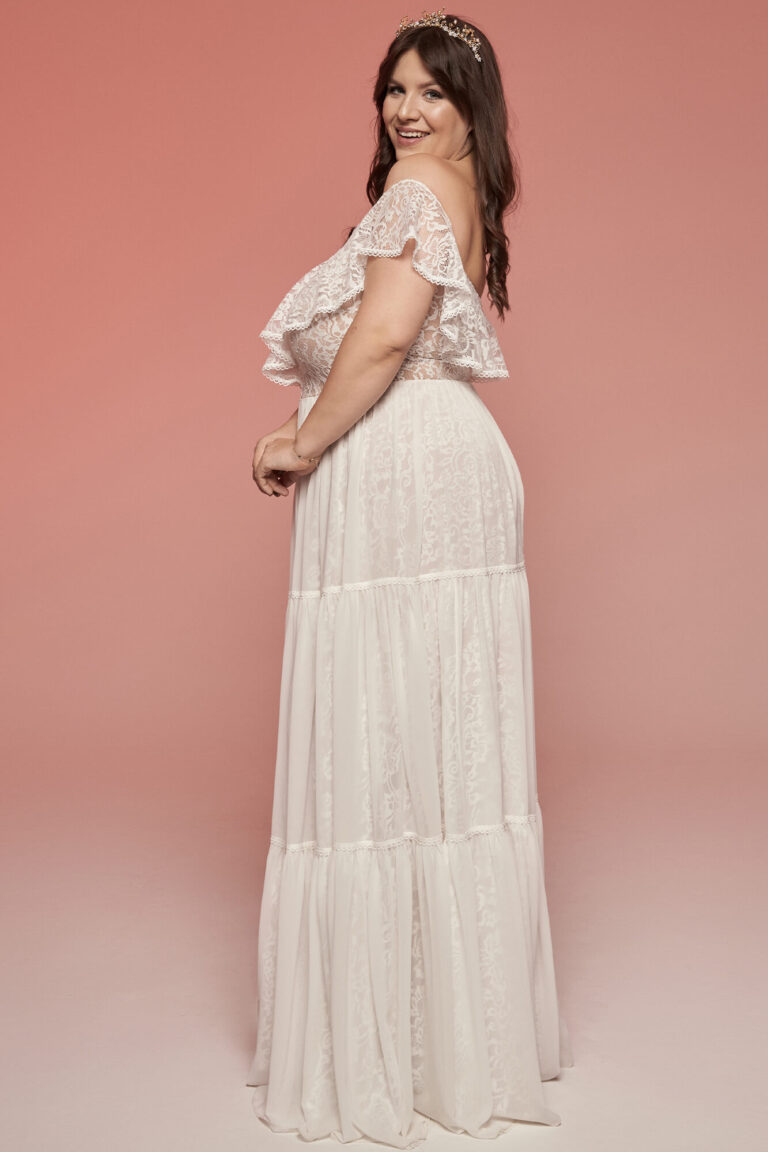 Suknia z odkrytymi ramionami i długim, rozkloszowanym dołem.