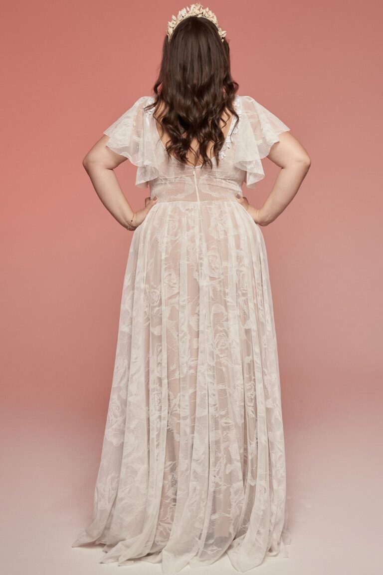 Suknia z krótkimi rękawami i długim tyłem, widoczna z perspektywy pleców.