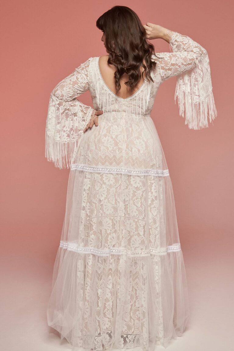 Suknia z długimi koronkowymi rękawami i odkrytymi plecami.