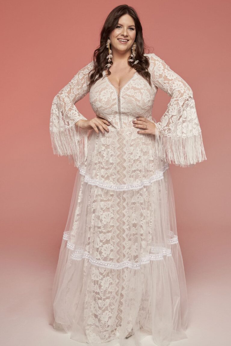 Suknia ślubna z długimi koronkowymi rękawami i dekoltem w kształcie litery V.
