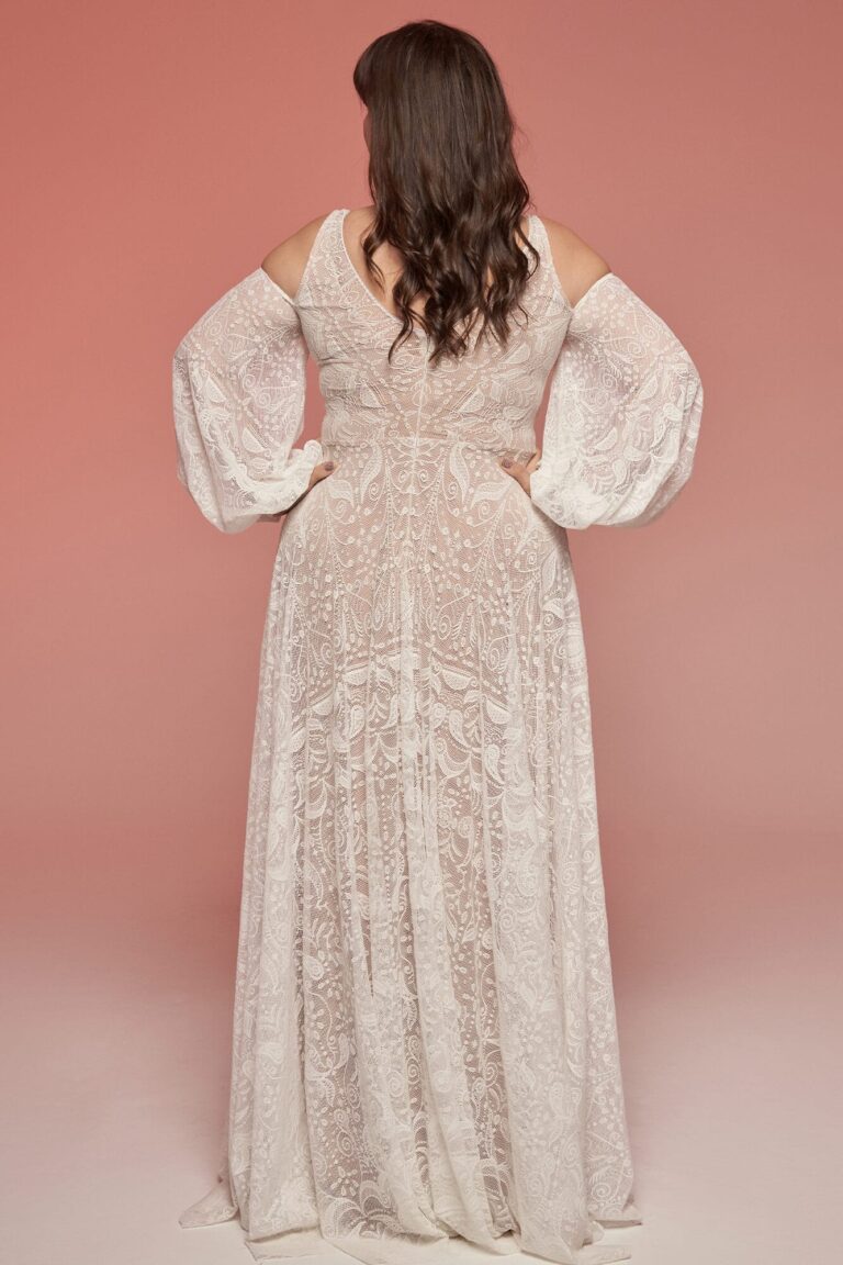 Suknia z długimi rękawami i odkrytymi plecami, widok z tyłu.