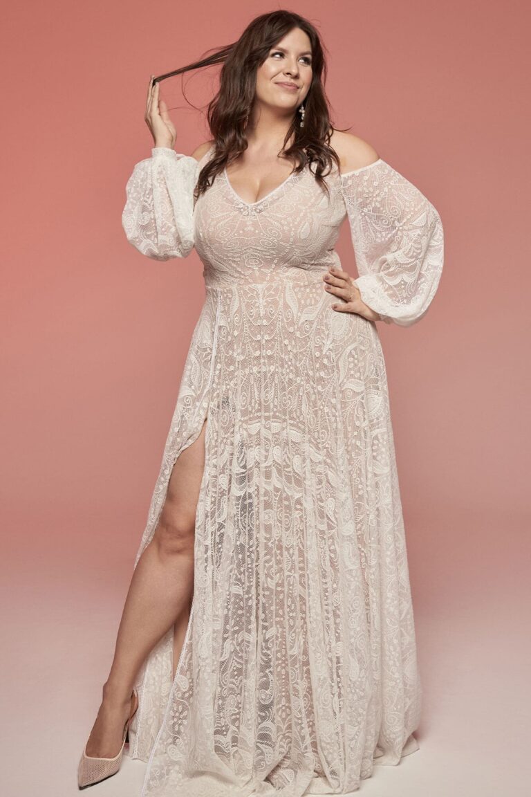 Suknia z długimi koronkowymi rękawami i rozcięciem na udzie.