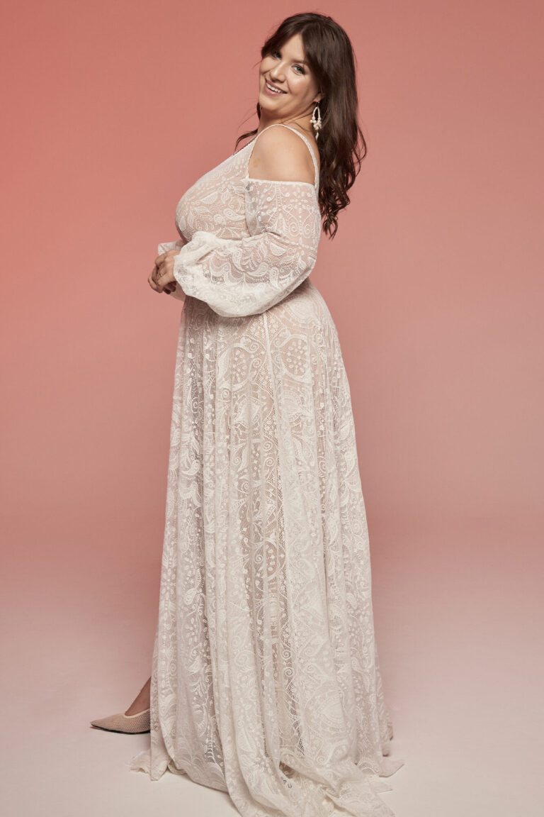 Suknia z długimi rękawami i rozkloszowanym dołem z koronkowym wzorem.