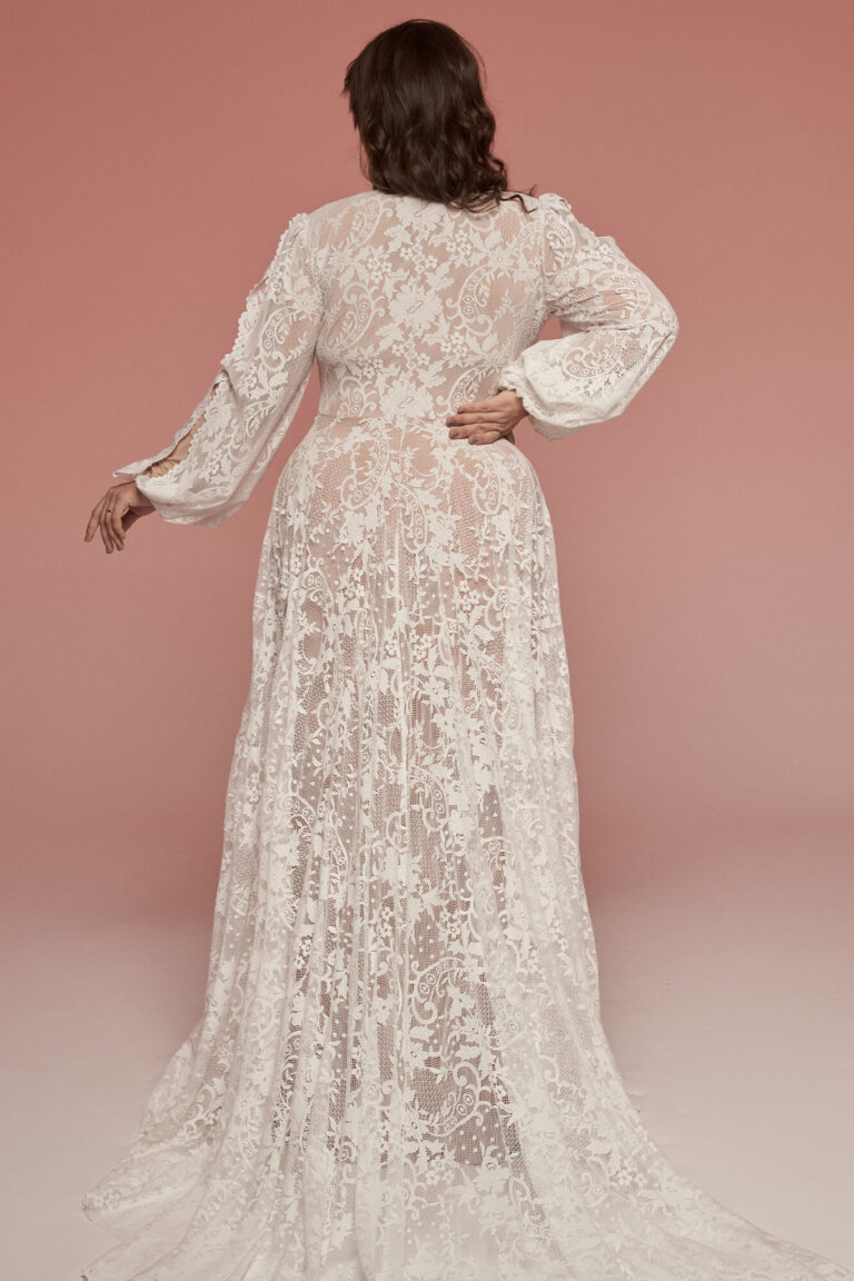 Suknia ślubna z długimi koronkowymi rękawami i odkrytymi plecami.