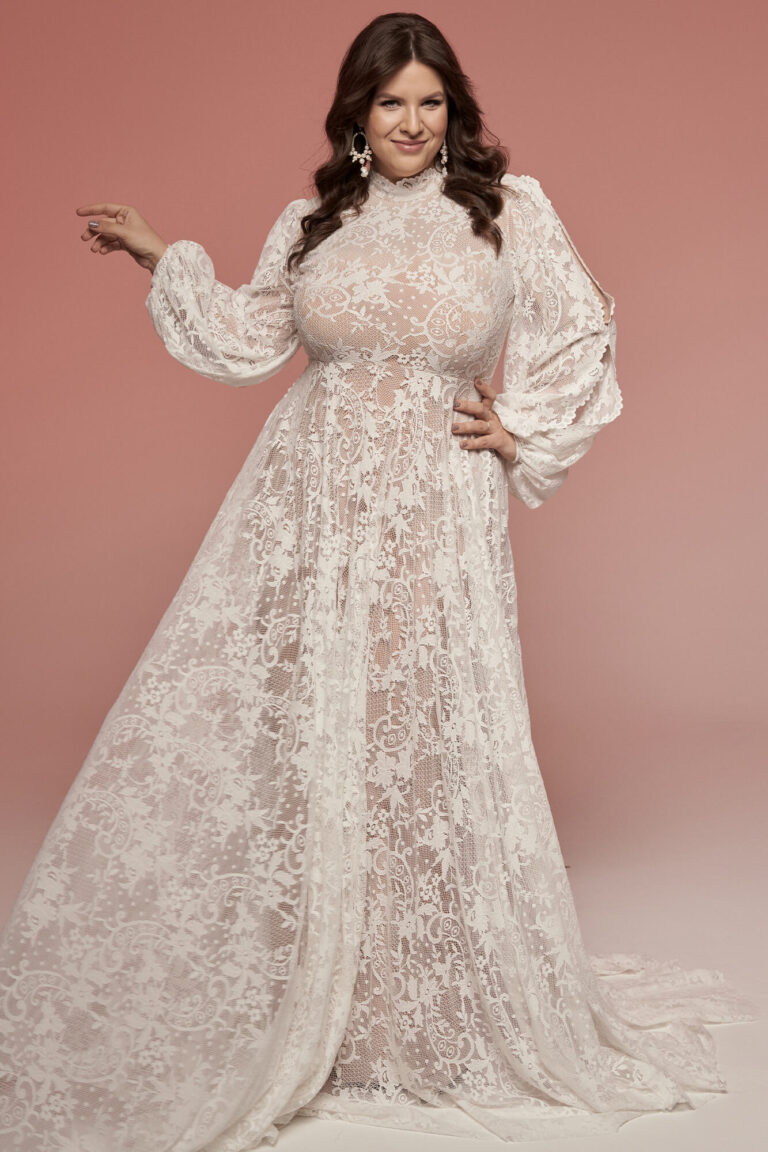 Suknia ślubna z długimi rękawami i koronkowym materiałem, rozkloszowana.