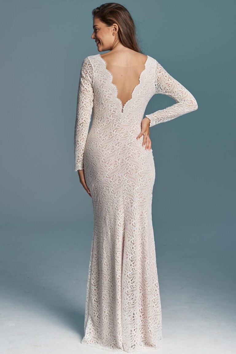 Dopasowana sukienka ślubna z długim rękawem i koronkowym wzorem, z głębokim dekoltem na plecach.