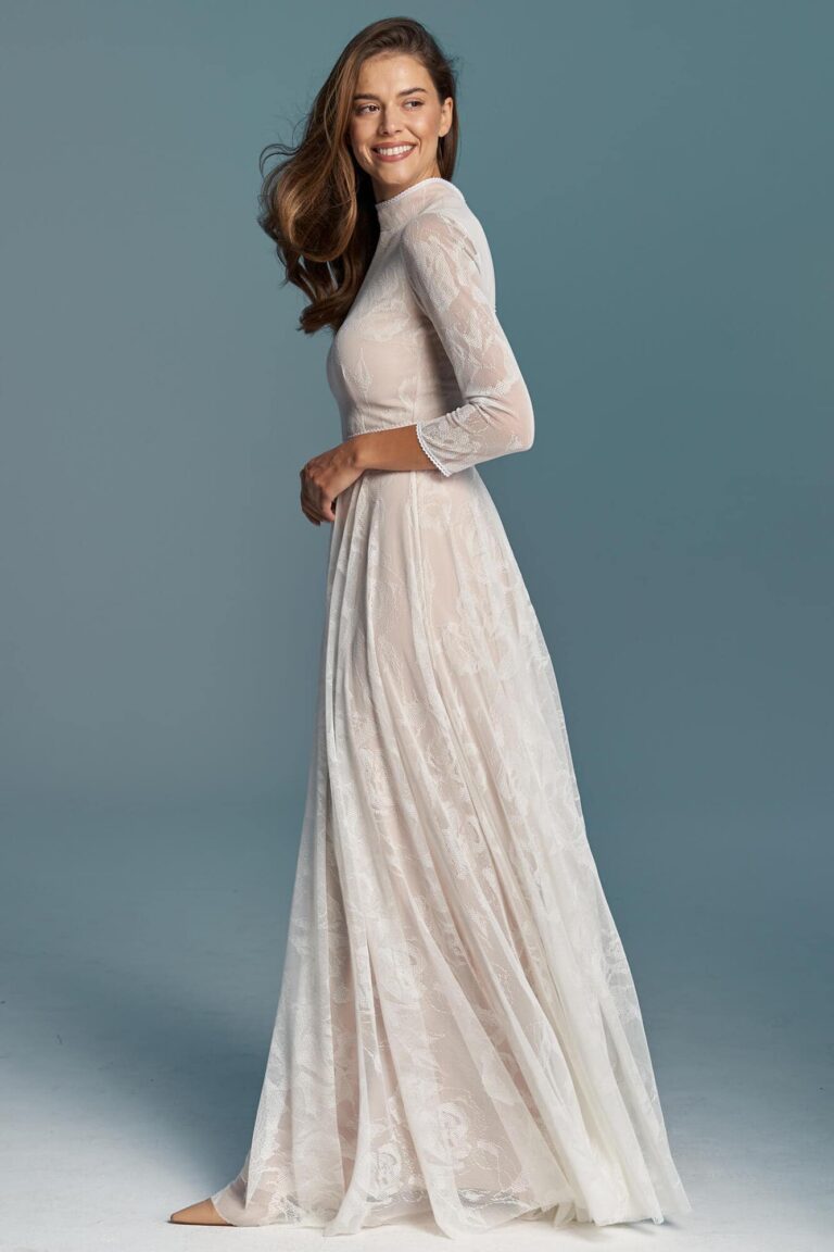Suknia ślubna z długimi rękawami, koronkowym materiałem i rozkloszowanym dołem.