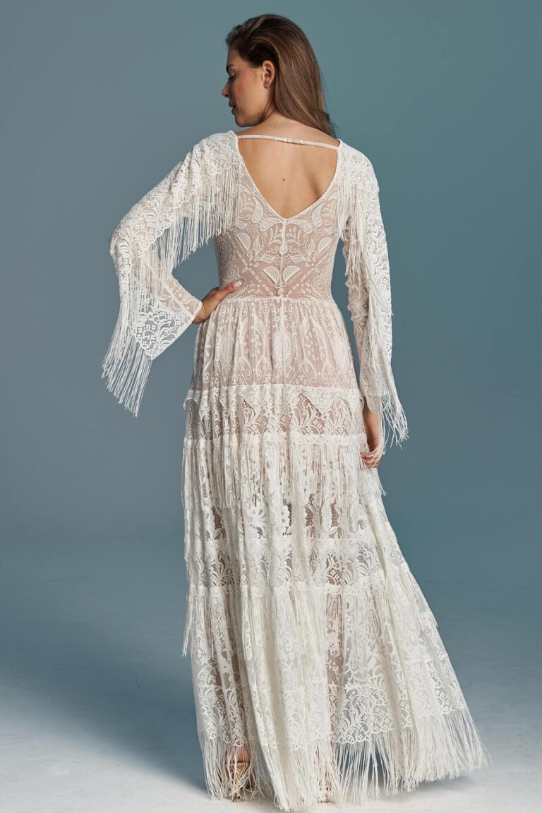 Suknia z odkrytymi plecami, długimi koronkowymi rękawami i frędzlami na dole.